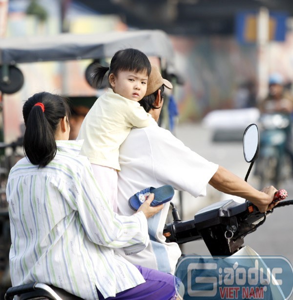 Hình ảnh các cháu bé đầu trần quen thuộc thường thấy ở Hà Nội vào giờ các bậc cha mẹ đi đón con trẻ
